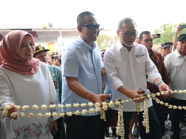 SEREMONI: Mendag Zulkifli Hasan (tiga dari kiri) didampingi Bupati Kebumen Arif Sugiyanto dan Wakil Bupati Ristawati Purwaningsih gunting pita pada peresmian Pandan Kuning Park. (Prokopim Kebumen)