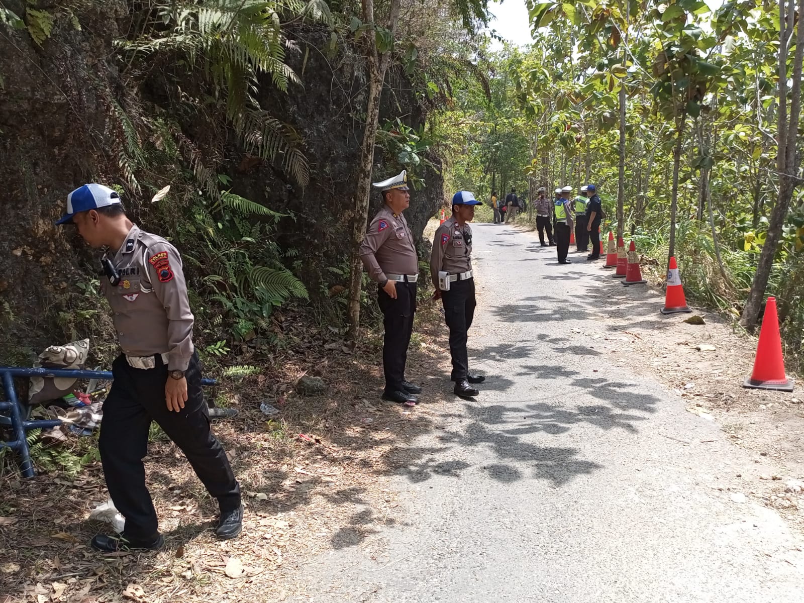 OLAH TKP: Jajaran Satlantas Polres Kebumen bersama Ditlantas Polda Jateng menggelar olah TKP terkait kecelakaan maut di tanjakan curam, masuk Desa Ayah, Kecamatan Ayah. (M. Hafied/Radar Kebumen)