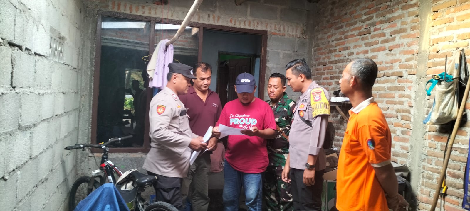 CEPAT: Jajaran Polsek Kretek sedang melakukan olah tempat kejadian perkara di rumah seorang warga yang melakukan tindakan bunuh diri di Kapanewon Kretek, Bantul, Selasa (2/1). (Dok. Polres Bantul)