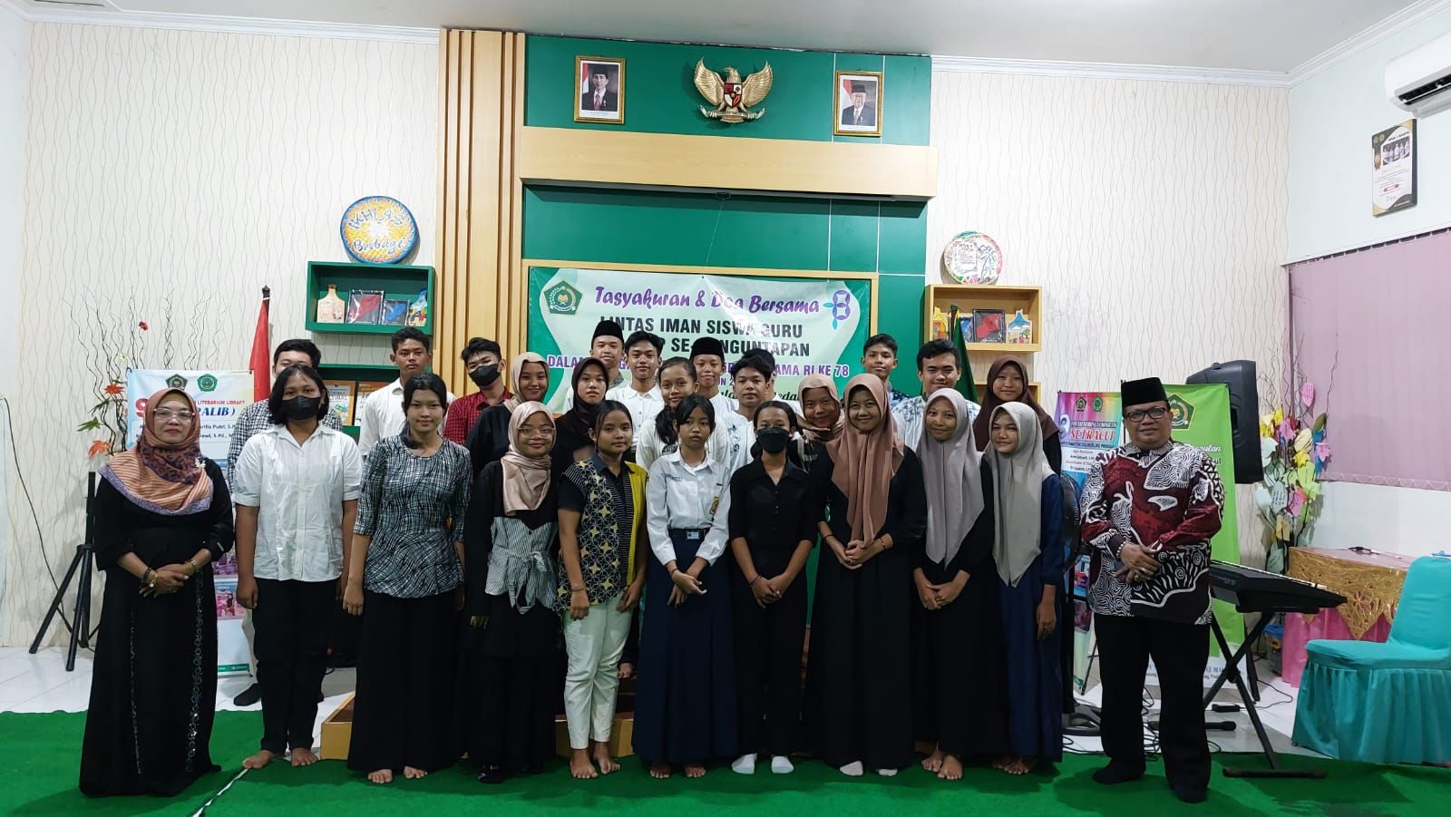 AKRAB: Murid SMP/MTs dengan beragam keyakinan Kapanewon Banguntapan usai Doa Bersama Lintas Iman yang diadakan MTs Negeri 9 Bantul, Selasa (2/1/2024). (Agung Dwi Prakoso/Radar Jogja)