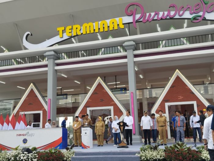Presiden RI Jokowi meresmikan terminal tipe A Purworejo beserta tiga terminal lain yang ada di Blitar, Madiun, dan Wonosobo Selasa (2/1) di halaman terminal tipe A - JIHAN ARON VAHERA/RADAR JOGJA