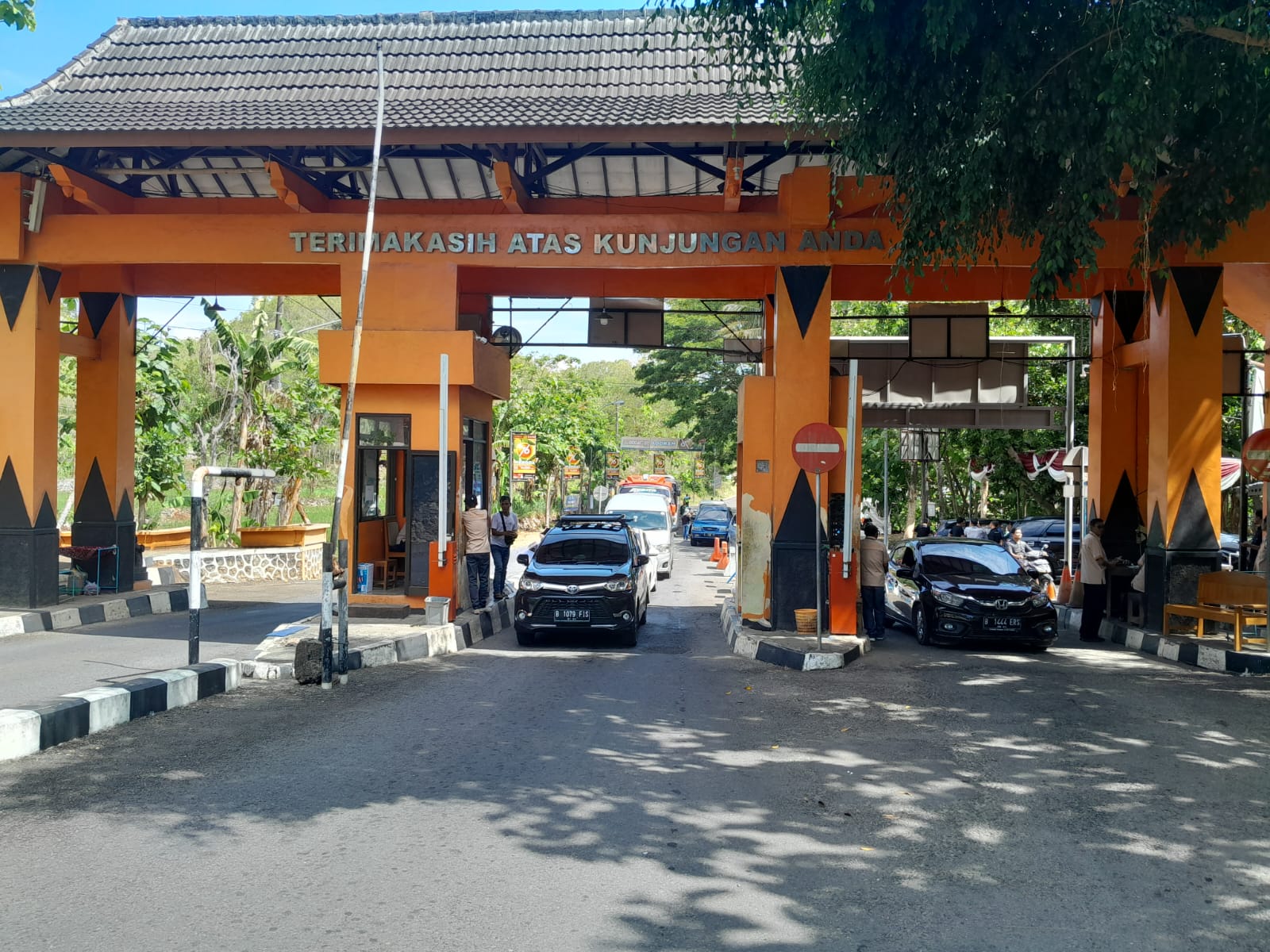 DIPANTAU - Sejumlah pengunjung antre di pintu masuk tempat pemungutan retribusi (TPR) Baron, Tanjungsari belum lama ini. Foto: GUNAWAN /Radar Jogja