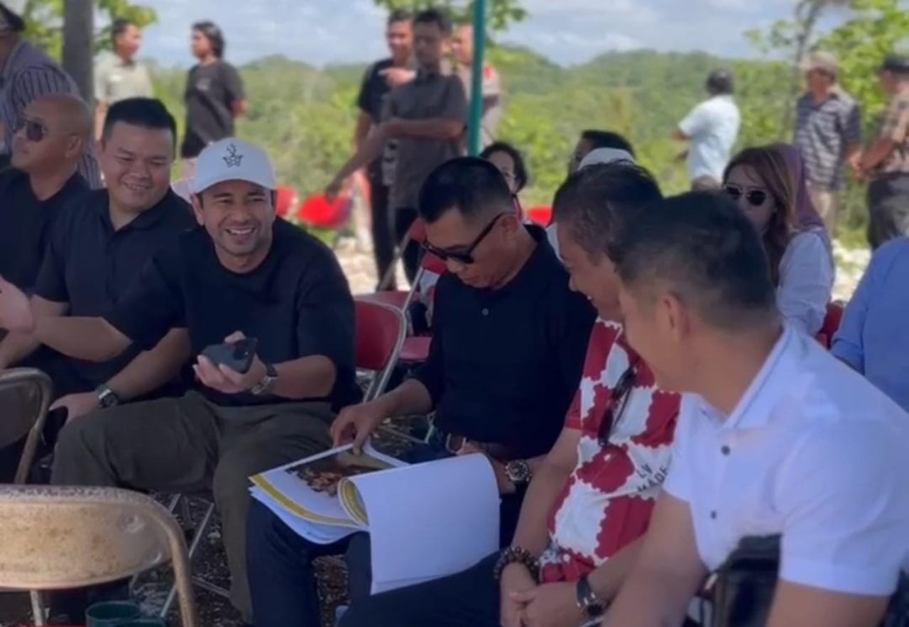 TAATI ATURAN - Bupati Gunungkidul Sunaryanta saat menemani Raffi Ahmad yang akan membangun tempat hiburan di kawasan pesisir Sabtu (16/12/2023)  (Dokumen Radar Jogja)