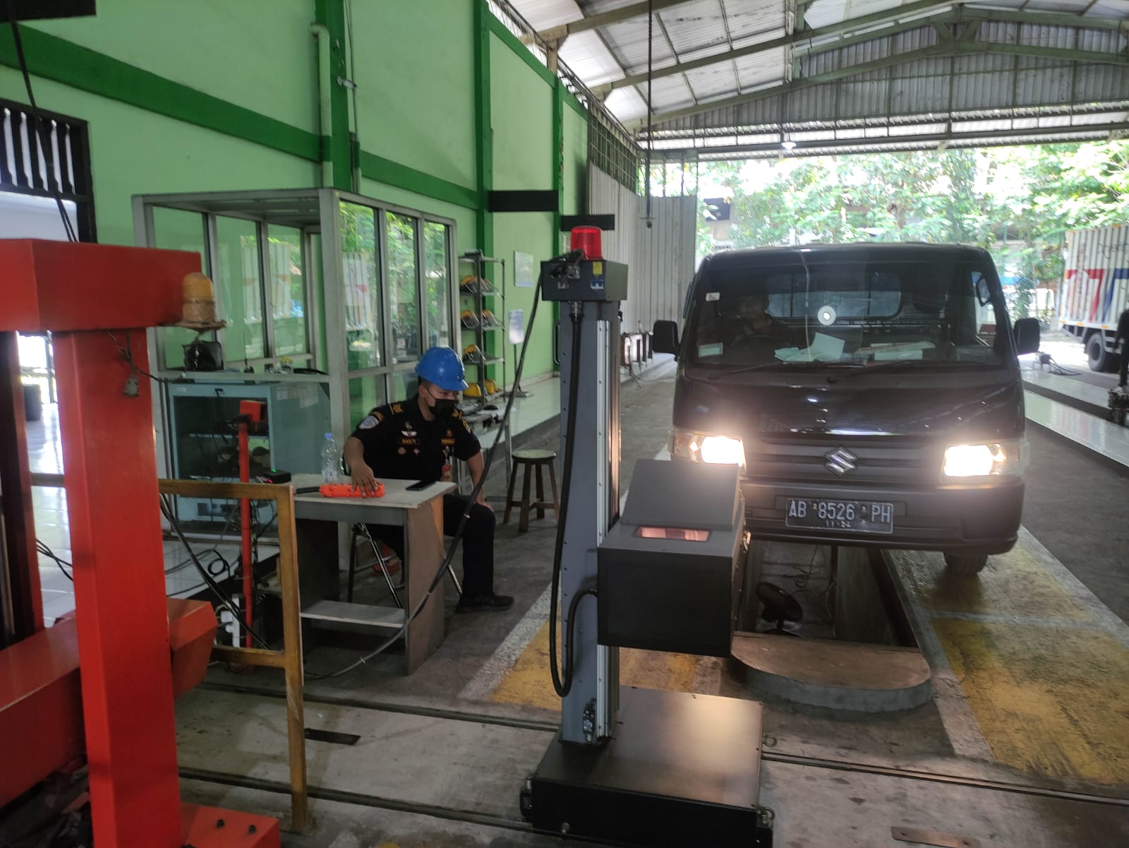 Diuji: sejumlah kendaraan dilakukan uji KIR untuk memastikan kondisinya baik.  Foto: Khairul Maarif /Radar Jogja