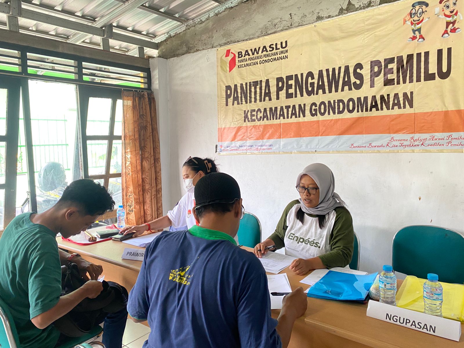 Foto : Petugas Panwascam Kemantren Gondomanan sedang mengecek berkas persyaratan dari calon PTPS, Selasa (2/1/2024). Agung Dwi Prakoso/ Radar Jogja.
