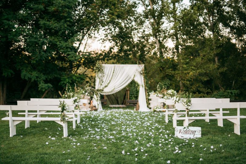 Tren dekorasi pernikahan digelar di alam terbuka tanpa mengurangi kesan romantisme. (Home For Bridestory)