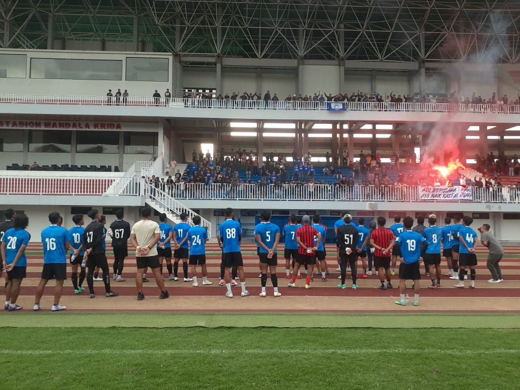 Keterangan Para Suporter PSIM Jogja Saat Menghadiri Latihan Terakhir PSIM Jogja di Stadion Mandala Krida Sebelum Berangkat ke Padang, Sumatera Barat