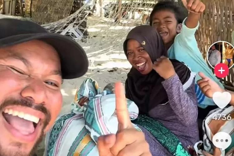 Bule Australia ini terkagum-kagum dengan kepandaian pedagang asongan di Lombok bernama Sandy Beach yang bisa 4 bahasa. (TikTok @voluptuous_chickenlegs)