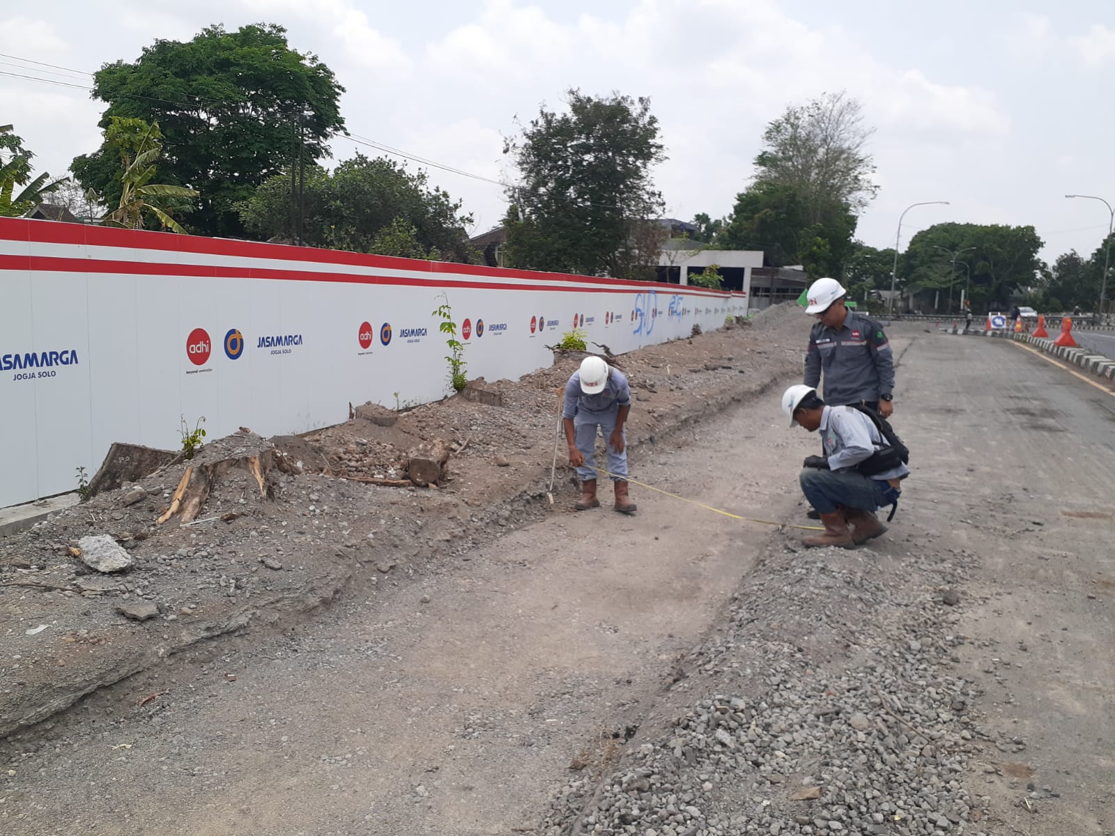 SEMANGAT: Pekerja PT Adhikarya saat melaksanakan pengerjaan proyek Tol Jogja-Solo. (IWAN NURWANTO/Radar Jogja)