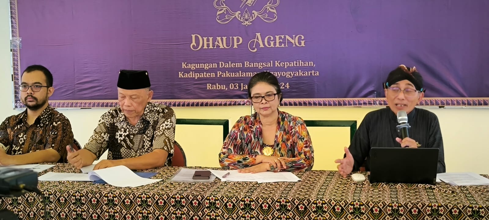 BAHAGIA: Jumpa pers Dhaup Ageng Putra Bungsu KGPAA Paku Alam X di Kagungan Dalem Kepatihan, Kadipaten Pakualaman Rabu (3/1). (Winda Atika Ira P/Radar Jogja)