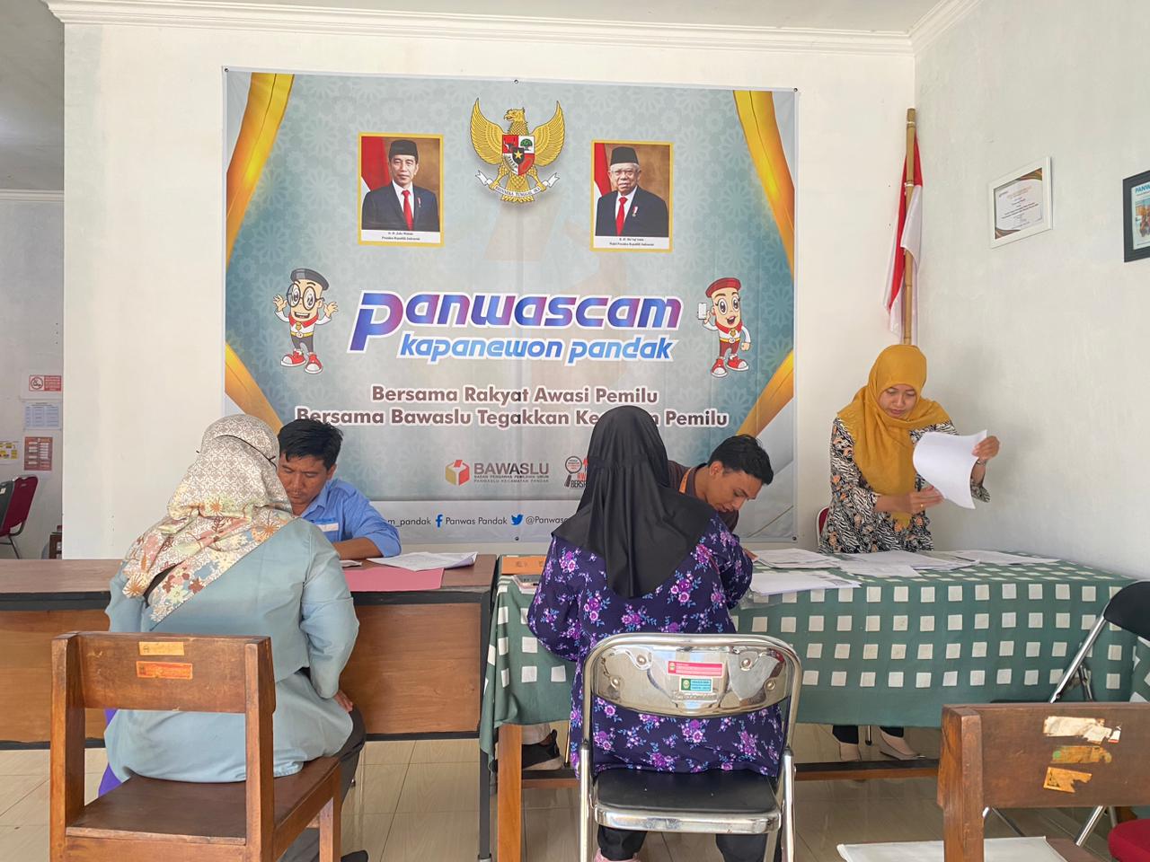 SIAP: Suasana pendaftaran KPPS di Panwascam Pandak, Bantul. (Dok Bawaslu Bantu)