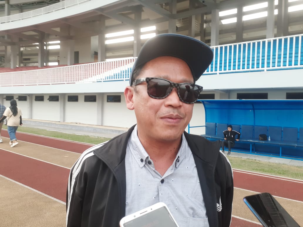 YAKIN: Presiden Brajamusti Muslih Burhanudin ditemui di Stadion Mandala Krida Jogja. (Rizky Wahyu/Radar Jogja)