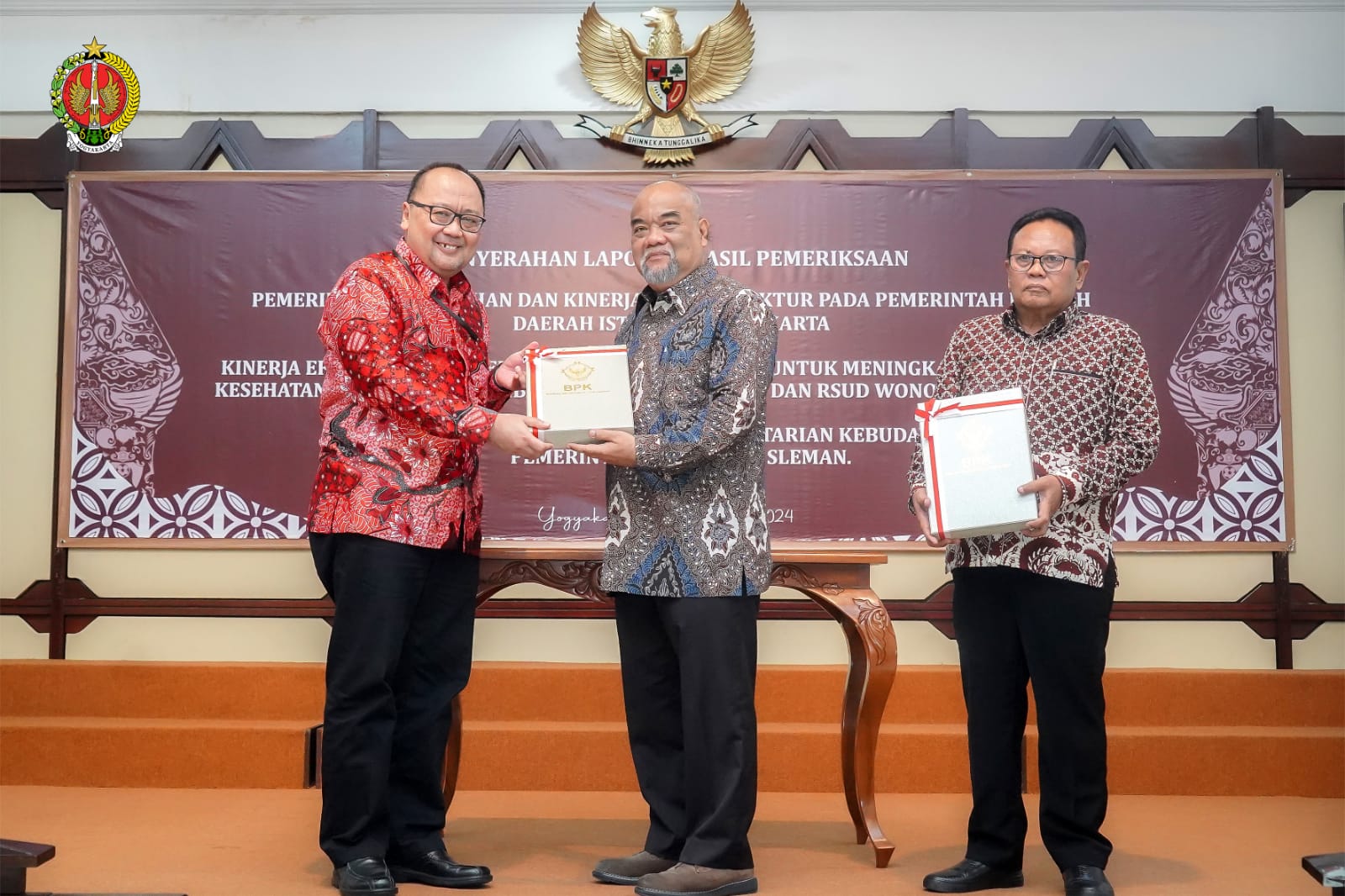 TERBAIK: Wakil Gubernur DIY KGPAA Paku Alam X menerima Laporan Hasil Pemeriksaan (LHP) dari Badan Pemeriksa Keuangan (BPK) Perwakilan DIY Rabu (3/1). (Dok Humas Provinsi DIY)