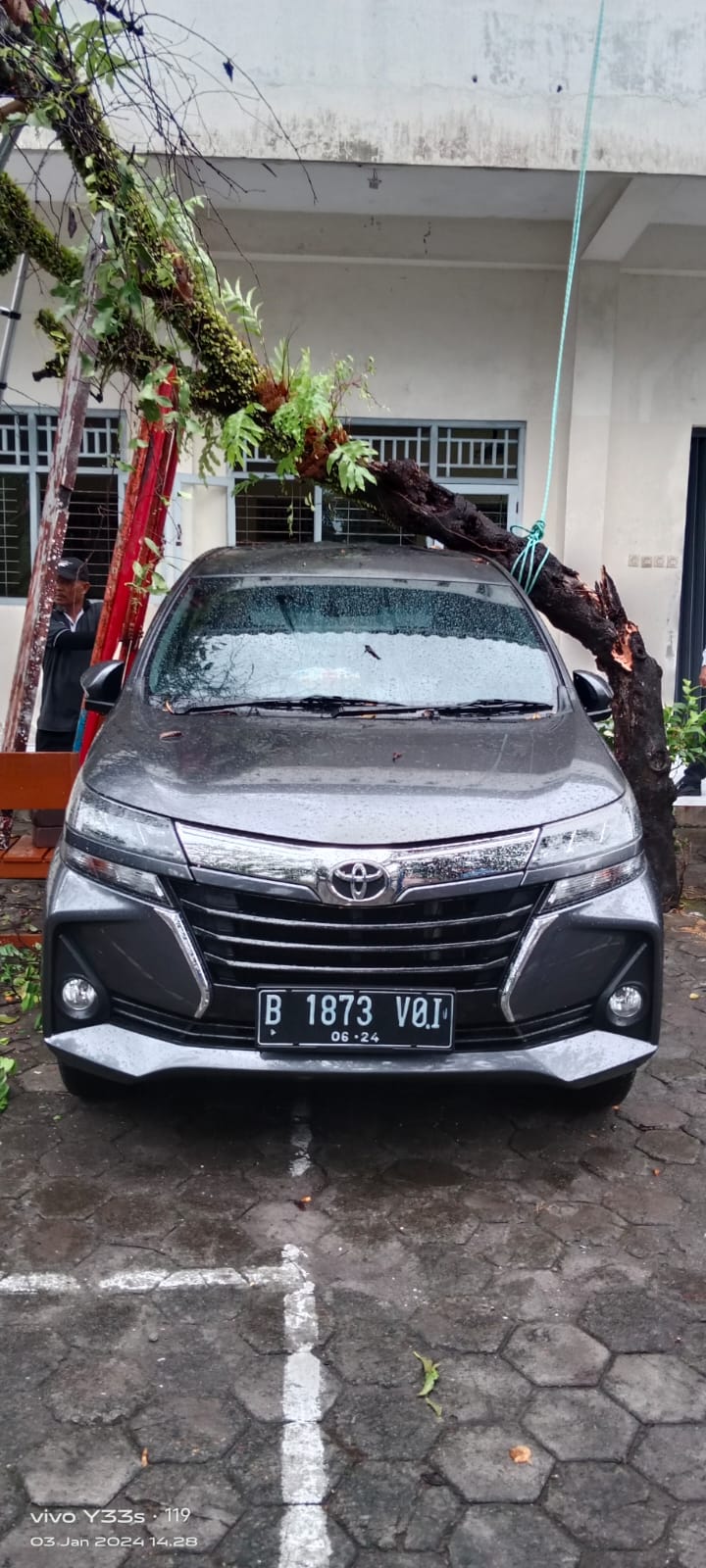 TERTIMPA: Pohon tumbang yang menimpa mobil Kapolsek Jetis. (Dok BPBD Kota Jogja)