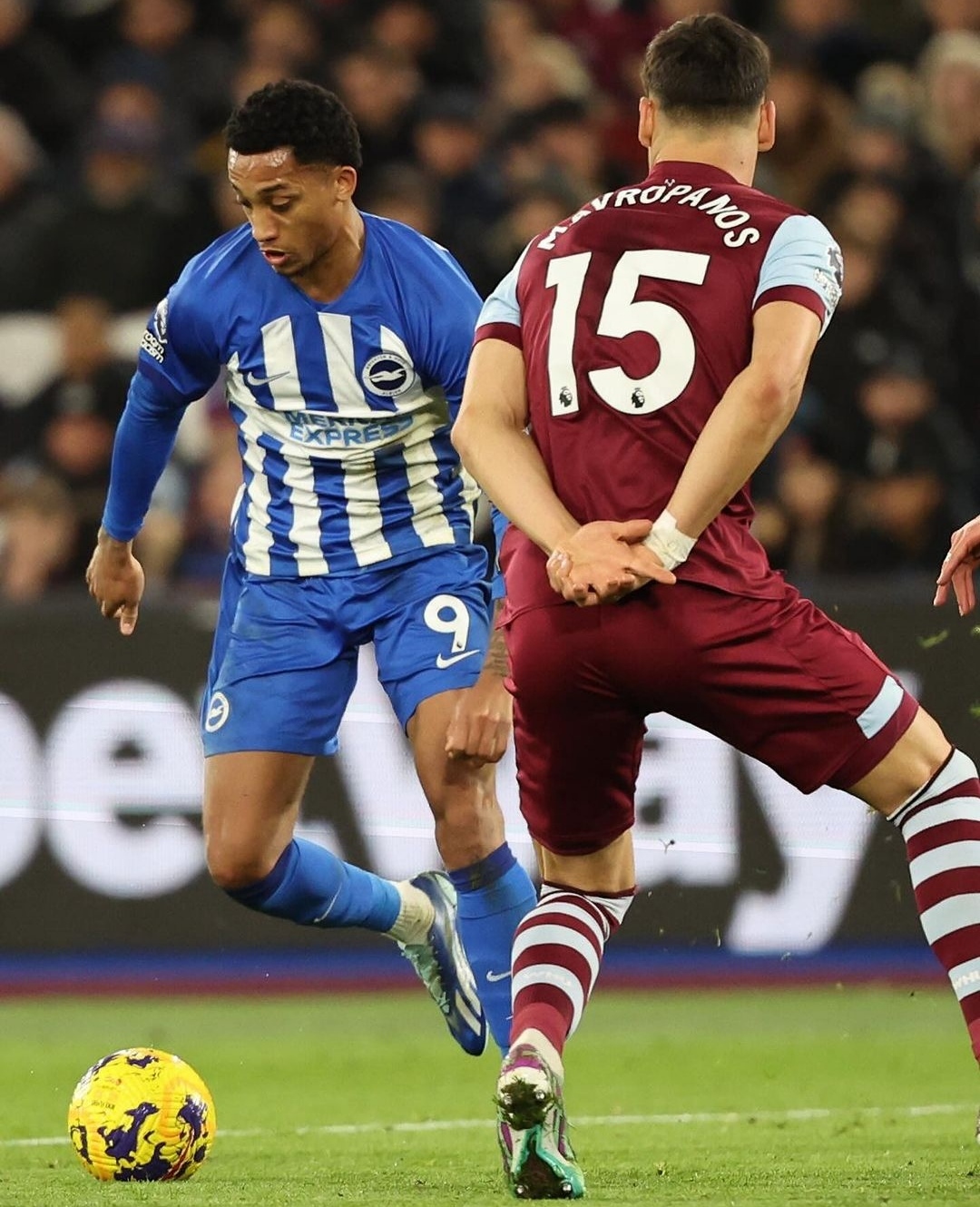 DRIBBLE: Joao Pedro berusaha melewati Kontantinos Mavropanos. (ig officialbhafc)