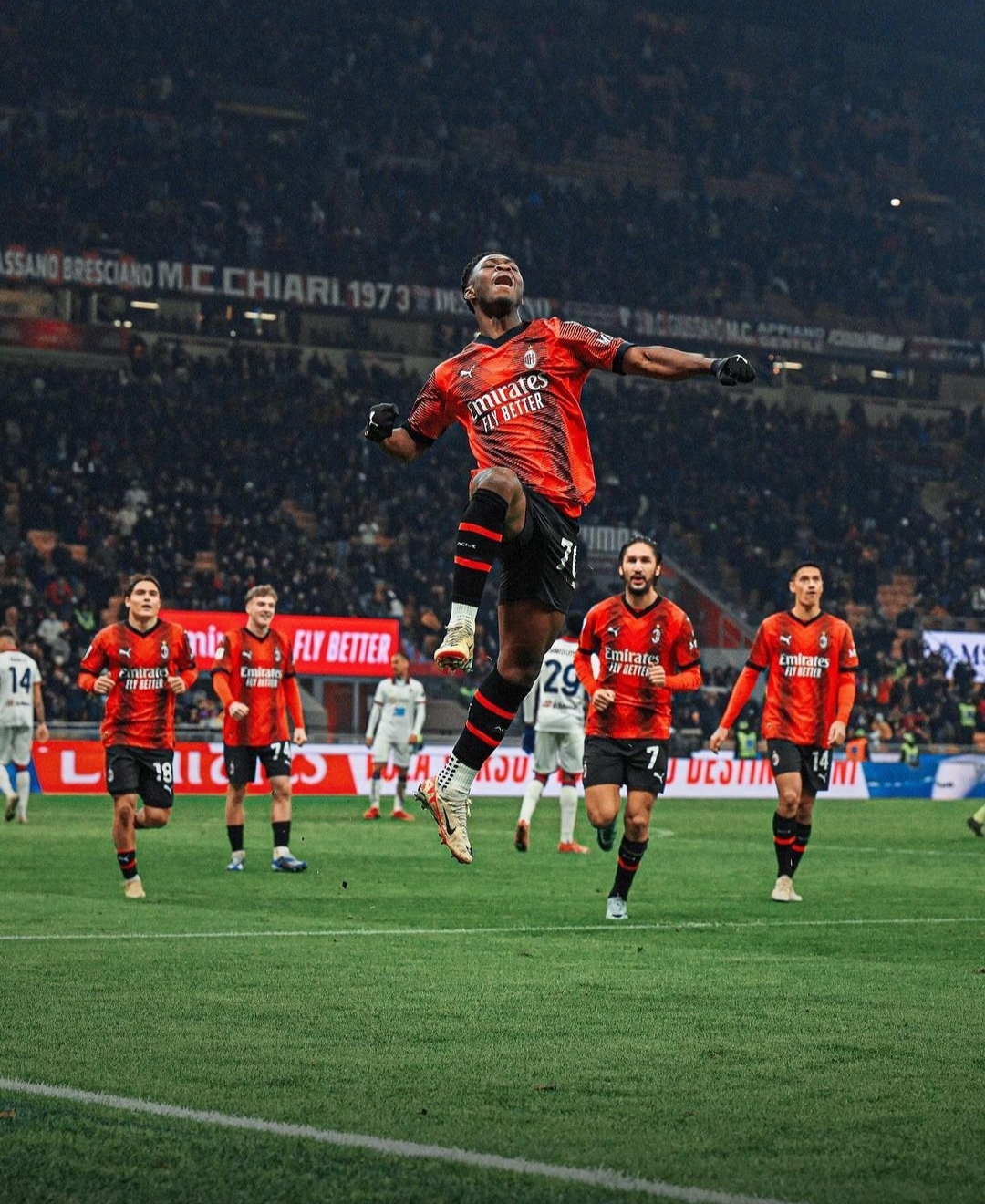 LOMPAT: para pemain AC Milan merayakan gol yang dicetak Chaka Traore (ig acmilan)