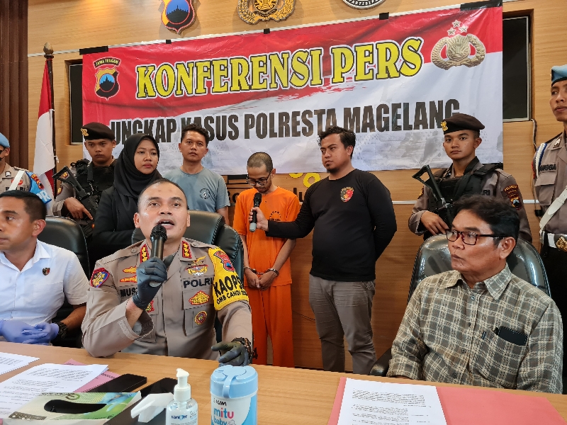 MENUNDUK: Pelaku penipuan jasa umrah berinisial DK berhasil ditangkap usai menipu belasan orang. Baik warga Magelang maupun luar Magelang. (NAILA NIHAYAH/RADAR JOGJA)