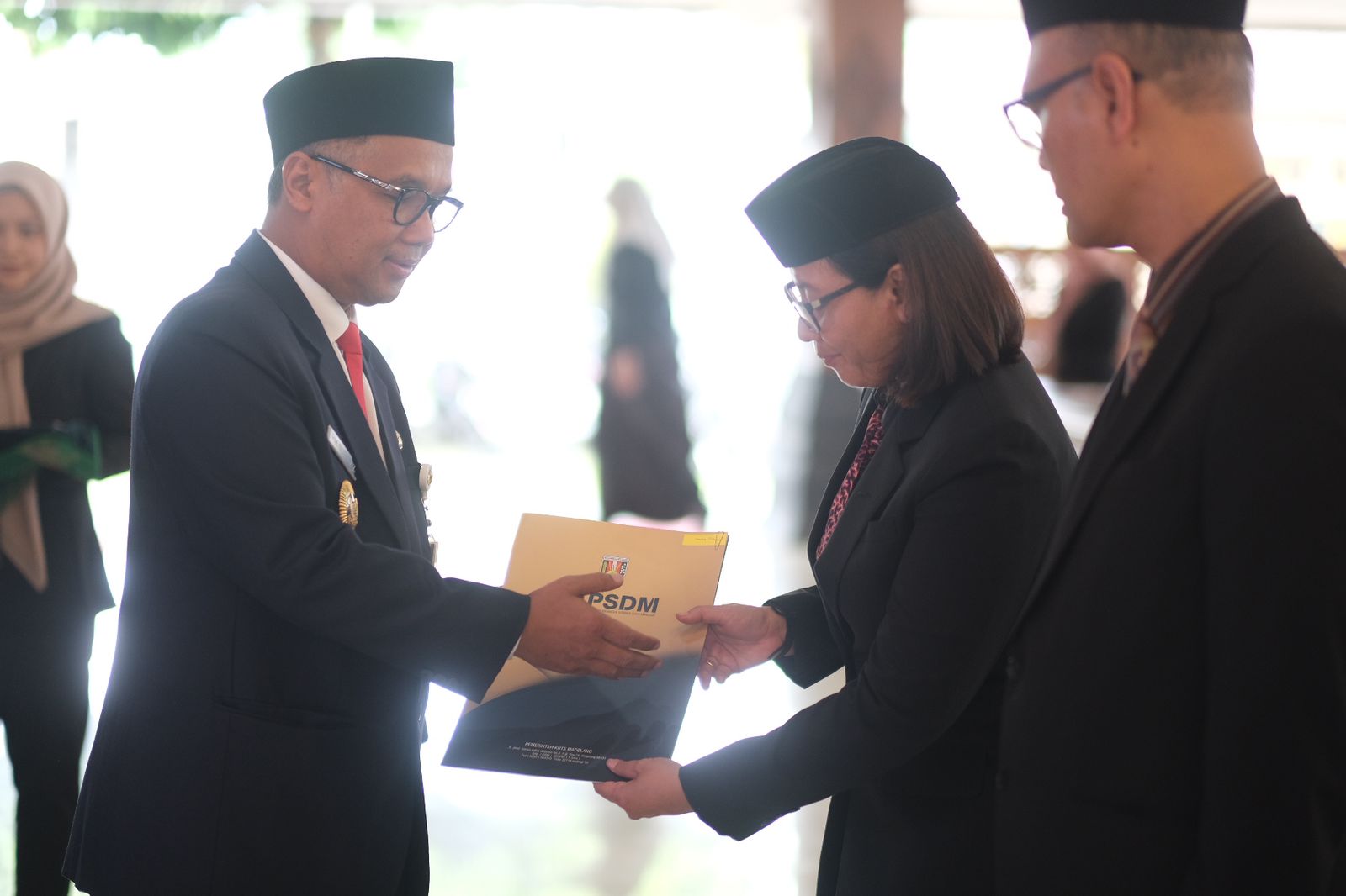 SIMBOLIS: Wali Kota Magelang Muchamad Nur Aziz saat melantik dan mengambil sumpah jabatan dua kepala dinas yang telah berganti nama di Pendopo Pengabdian, Selasa (2/1/202) - Dok: Prokompim Kota Magela