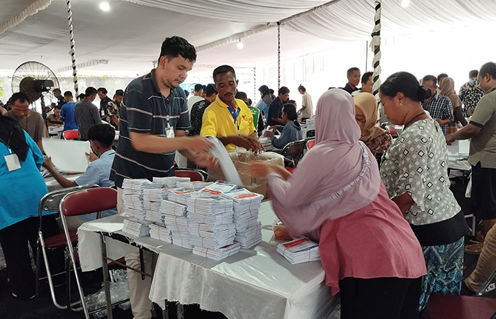 KOMPAK: Ratusan pekerja saat menyortir dan melipat surat suara Pemilu 2024 di Gudang Logistik KPU Kabupaten Purworejo kemarin (3/1).