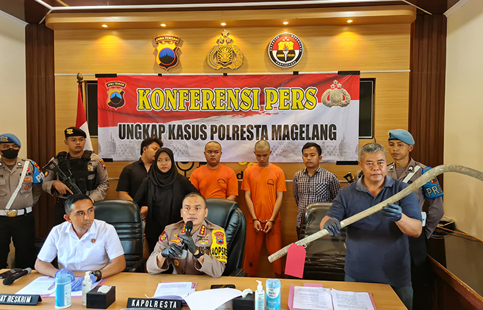 TUNJUKKAN BUKTI: Begini tampang dua pelaku perkelahian beserta barang bukti celurit yang berhasil diamankan oleh Polresta Magelang.