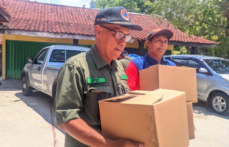 Proses penyaluran bantuan bencana alam hidrometerologi di 13 kapanewon terdampak wilayah Gunungkidul, Daerah Istimewa Yogyakarta. Kamis (4/1). (Andi May/Radar Jogja)