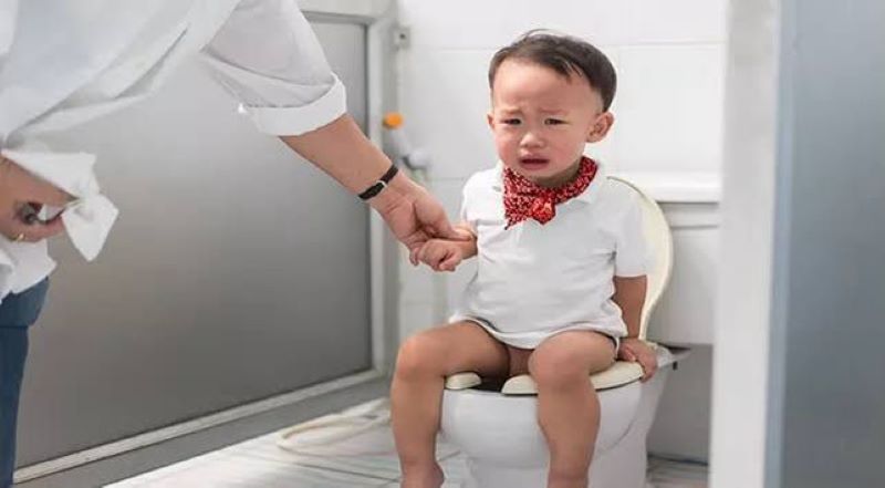 Ilustrasi seorang anak duduk di kloset terkena diare. (Google @halodoc)