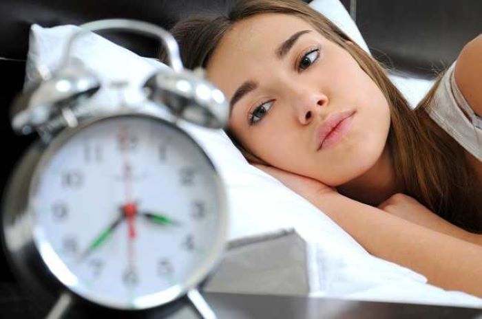 Gelisah dan sulit tidur pada malam hari bisa menjadi tanda Anda mengalami insomnia