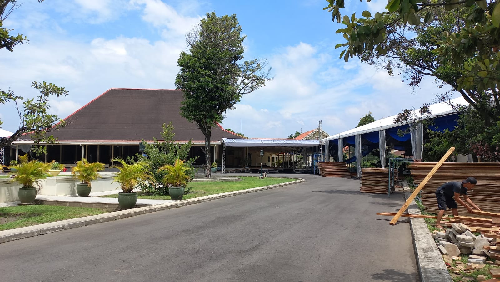 TATA: Persiapan di Pura Pakualaman jelang dhaup ageng Pernikahan BPH Kusumo Kuntonugroho Putra Bungsu PA X Kamis (4/1). (Winda Atika Ira P/Radar Jogja)