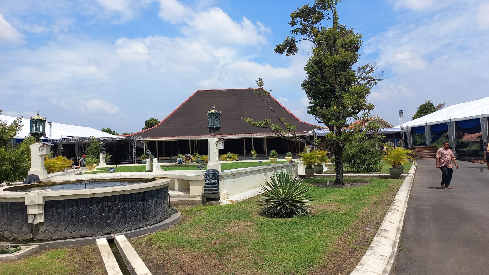 SIAP: Persiapan Pura Pakualaman Jelang Dhaup Ageng Pernikahan BPH Kusumo Kuntonugroho Putra Bungsu PA X Kamis (4/1). (Winda Atika Ira P/Radar Jogja)