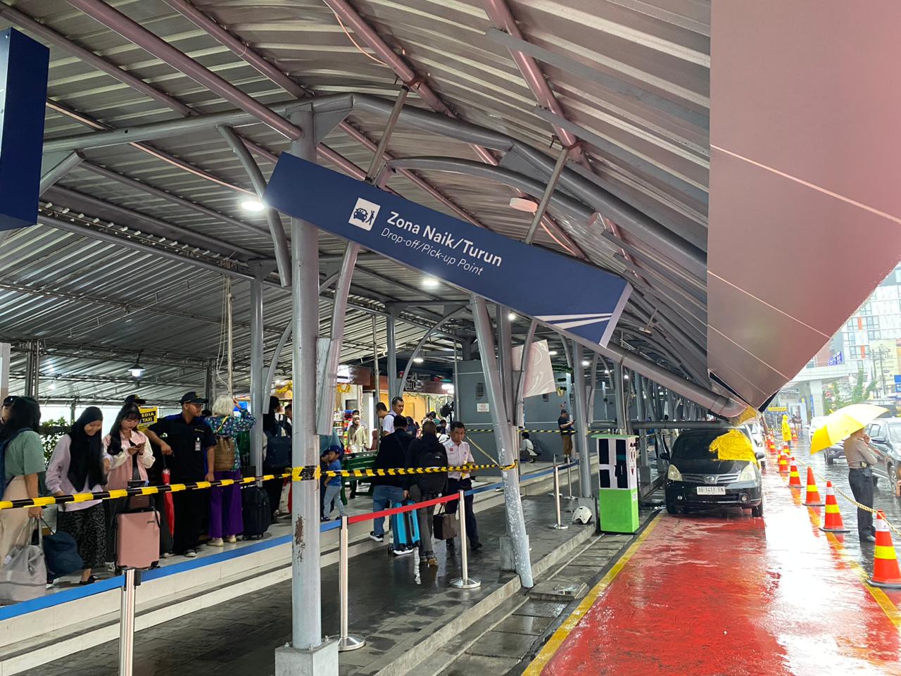 FASILITAS: Situasi stasiun tugu Jogjakarta pasca robohnya kanopi yang menimpa lima mobil pelanggan. (Humas KAI Daop 6 Jogjakarta)