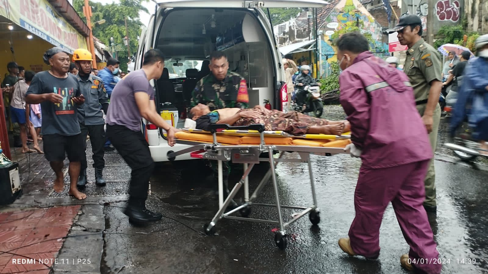 CEPAT: Kursi andong dievakuasi usai tertimpa pohon tumbang. (Dokumentasi BPBD DIY)