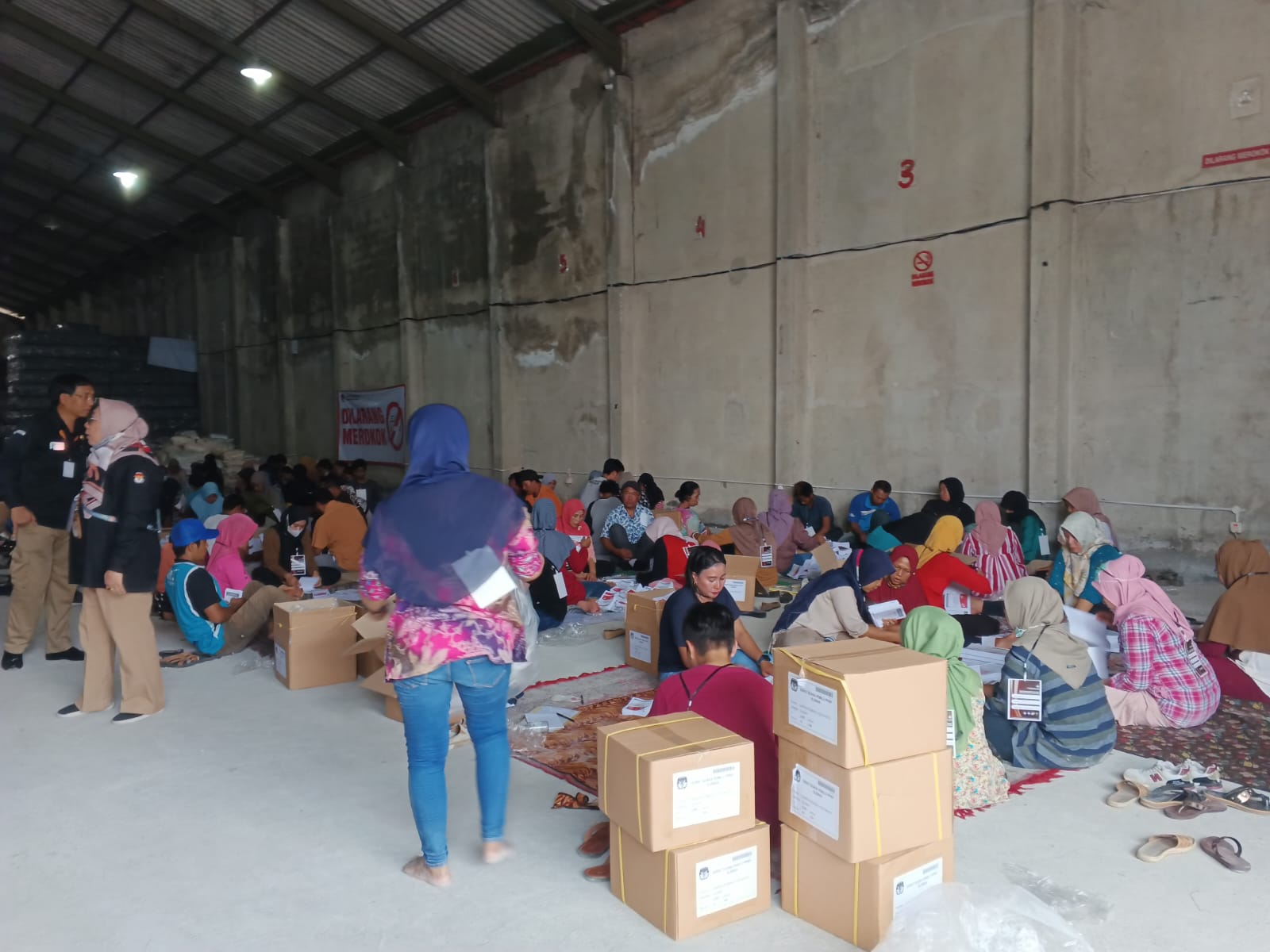 PROSES: Suasana pelipatan surat suara di Gudang KPU Sleman, Rabu (3/1). (DOKUMENTASI KPU SLEMAN)