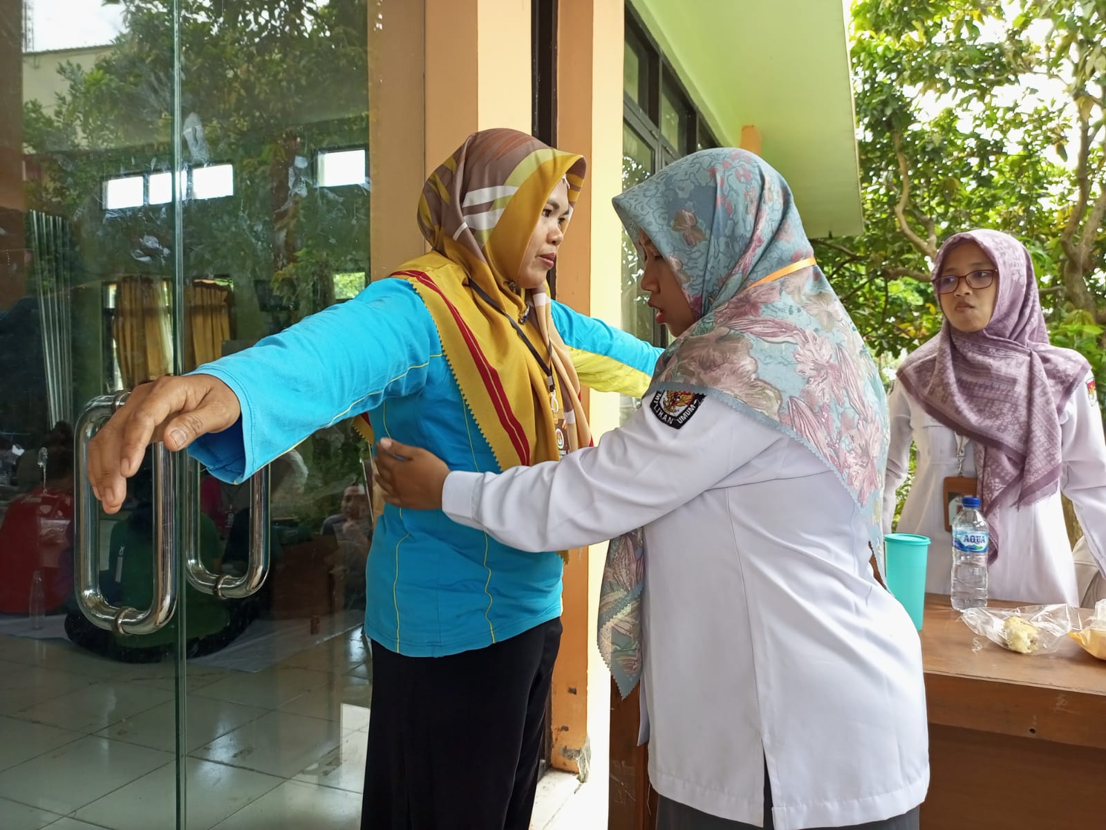 ANTISIPASI : Petugas sortir lipat surat suara Pemilu 2024 digeledah sebelum masuk ke gedung PLUT Kebumen. (M Hafied/Radar Kebumen)