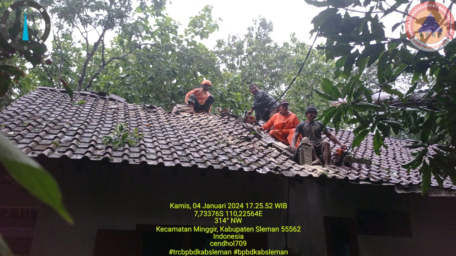 REAKSI CEPAT: Pohon tumbang saat hujan lebat di Sleman. (Dok BPBD Sleman)