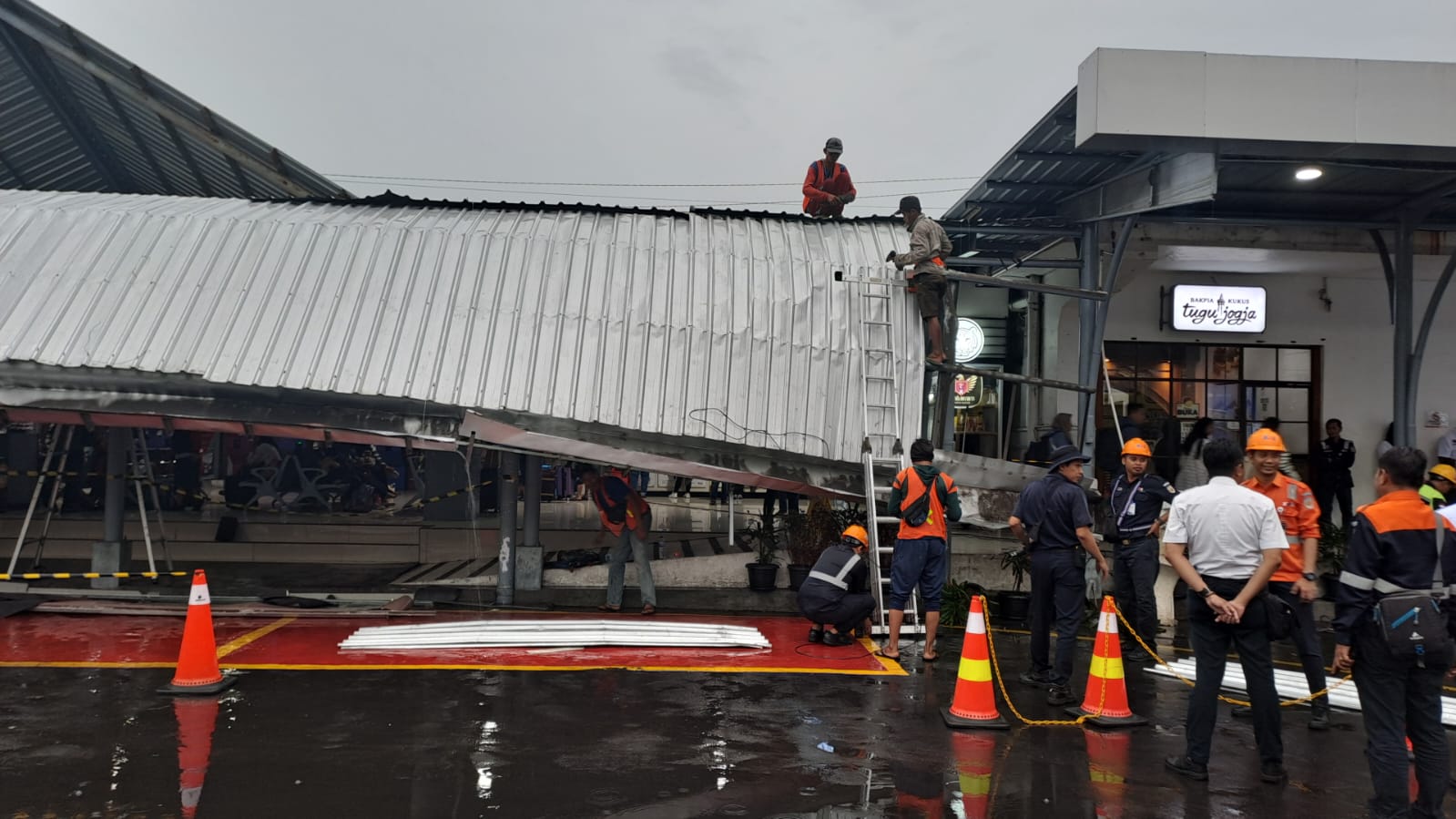 PERBAIKI: Situasi Stasiun Tugu Jogja pasca robohnya kanopi yang menimpa lima mobil. (Dok KAI Daop 6 Jogjakarta)