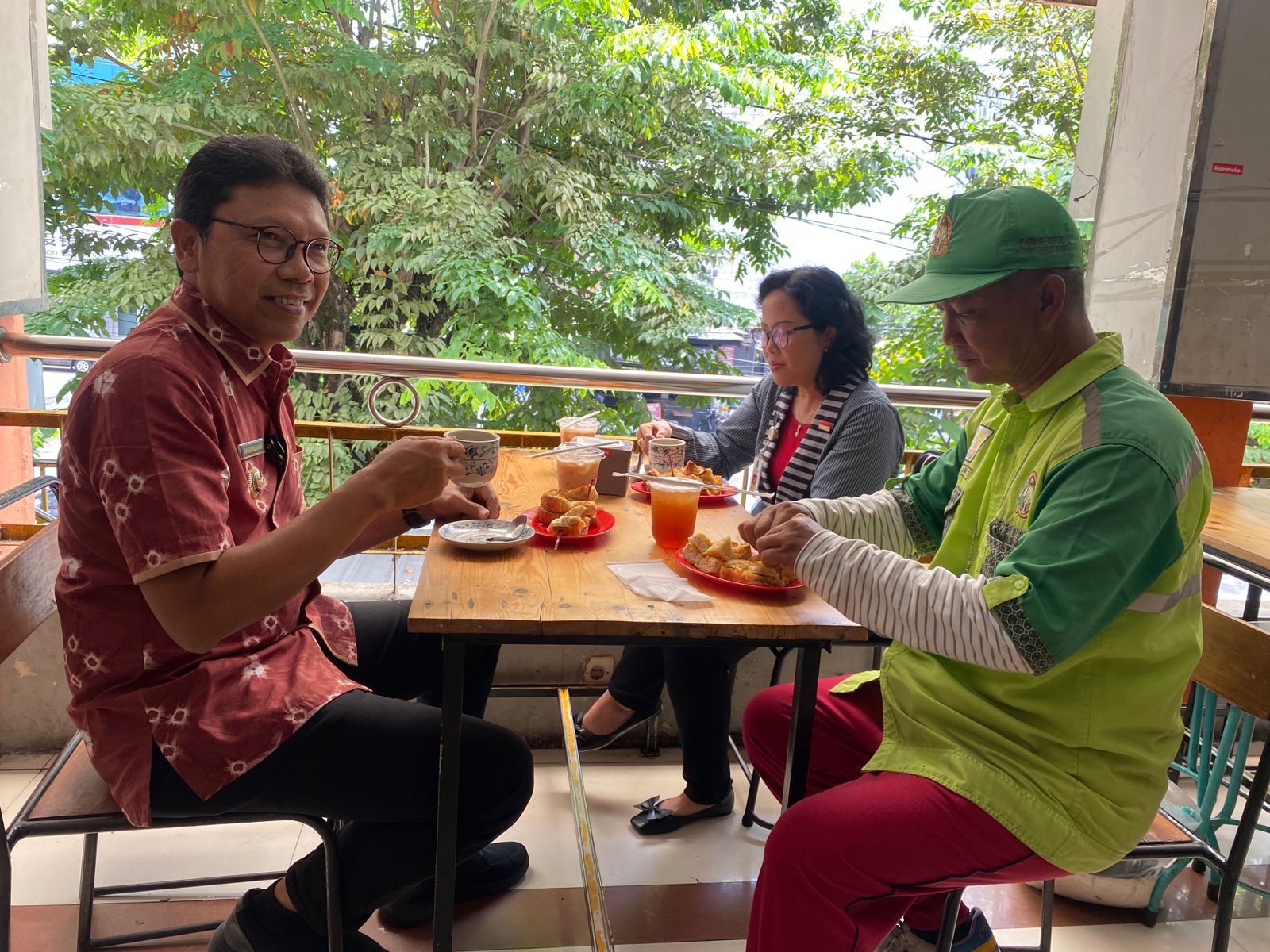 NIKMAT: Penjabat Wali Kota Jogjakarta Singgih Raharjo makan bersama jukir Sarwo Sukindro Putro di Pasar Kranggan Jogja Kamis (4/1/2024). (Agung Dwi Prakoso/Radar Jogja)