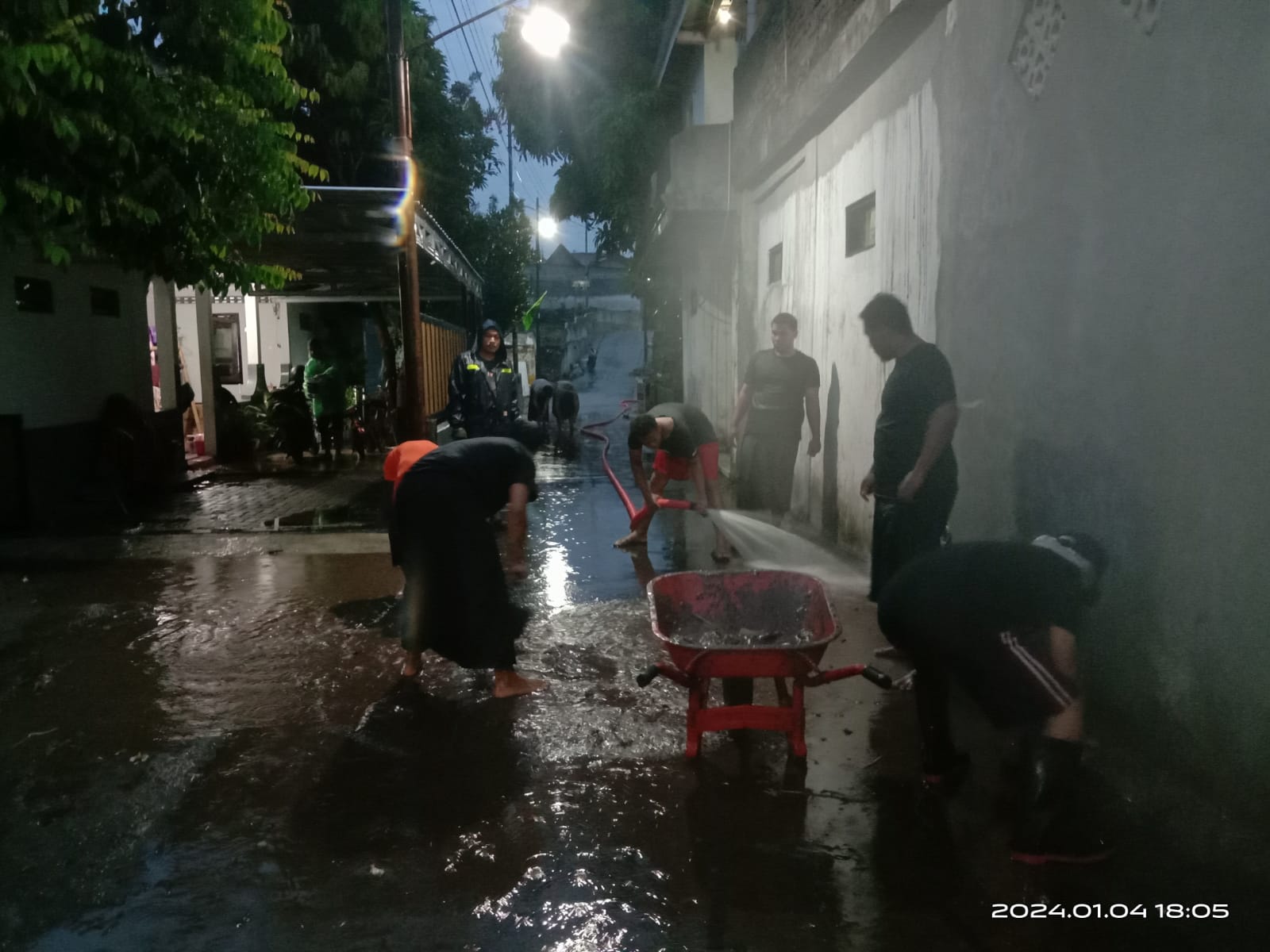 KOMPAK: Warga kerja bakti di makam Masjid Pathok Negori Mlangi, Gamping, Sleman, Kamis (4/1). (Istimewa)
