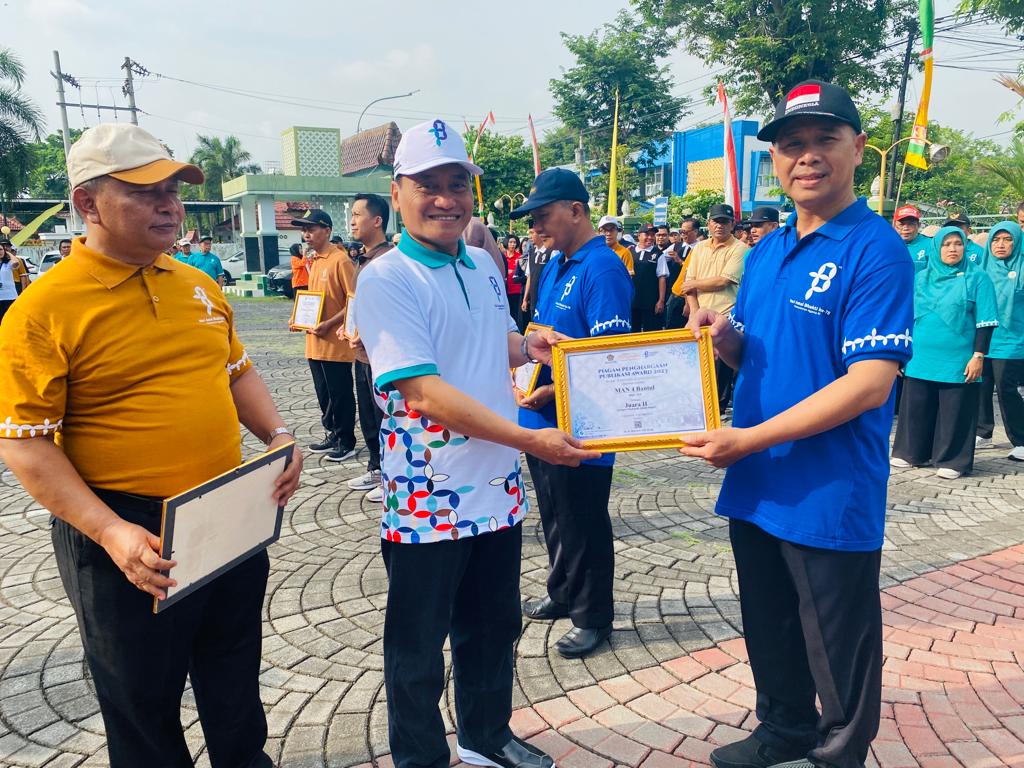 SELAMAT - Secara simbolis penghargaan diserahkan oleh Kepala Kanwil Kemenag DIY Dr. H. Masmin Afif M.Ag kepada Kepala MAN 4 Bantul, pada Rabu (03/01/2024) di Kanwil Kemenag DIY  (Dokumen MAN 4 Bantul)