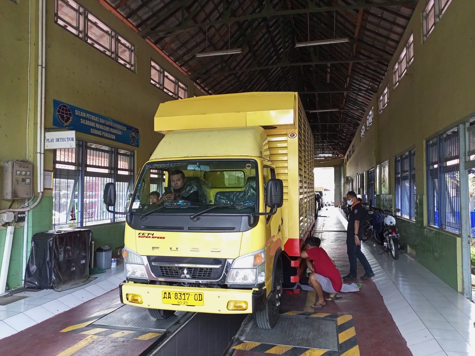PASTIKAN KENDARAAN FIT : Antrean kendaraan saat uji KIR gratis di Dinas Pwenukiman dan Perhubungan (Disperkimhub) Kebumen. (M Hafied/Radar Kebumen)