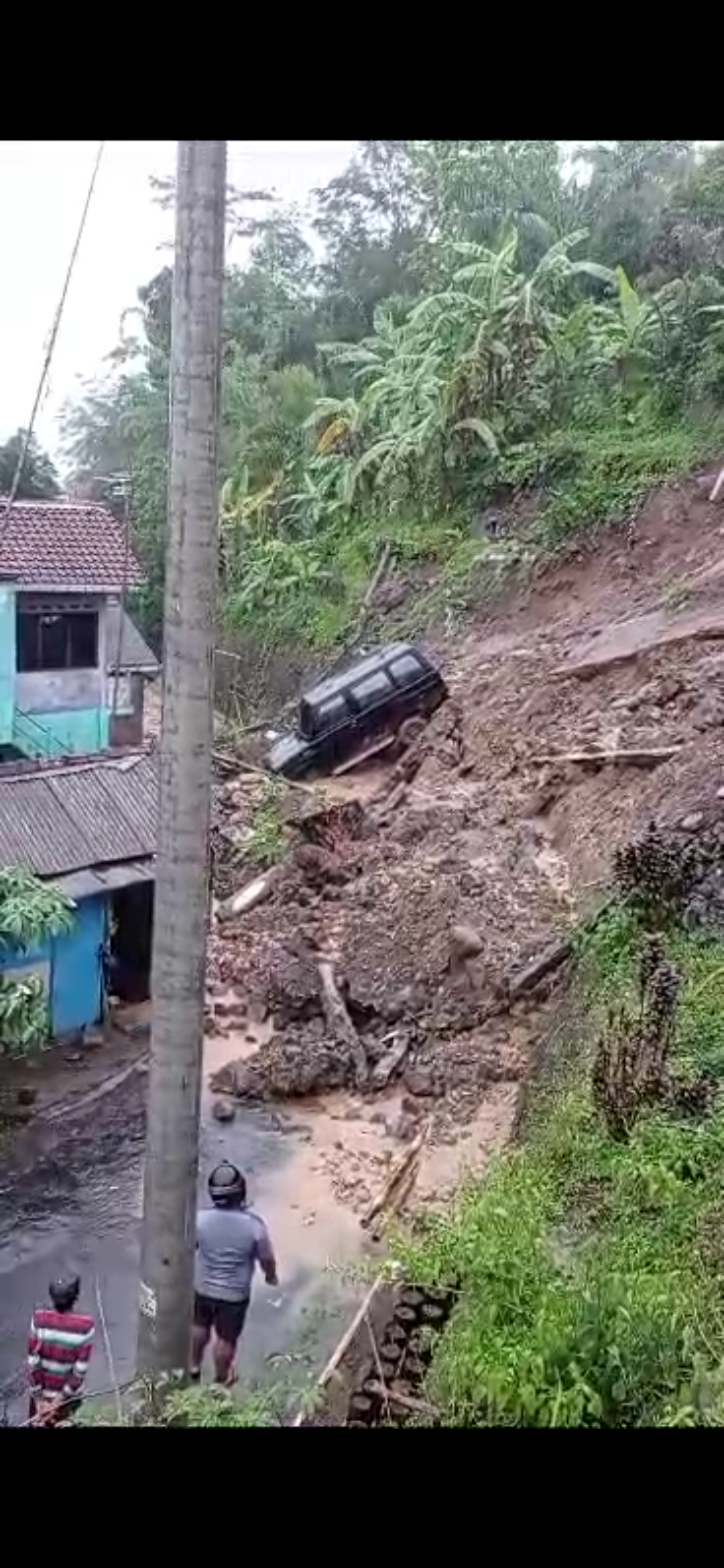 TERJEBAK: Tanah longsor di Kapanewon Samigaluh,  Kulon Progo, Kamis (4/1). (Istimewa/Tangkapan Layar)
