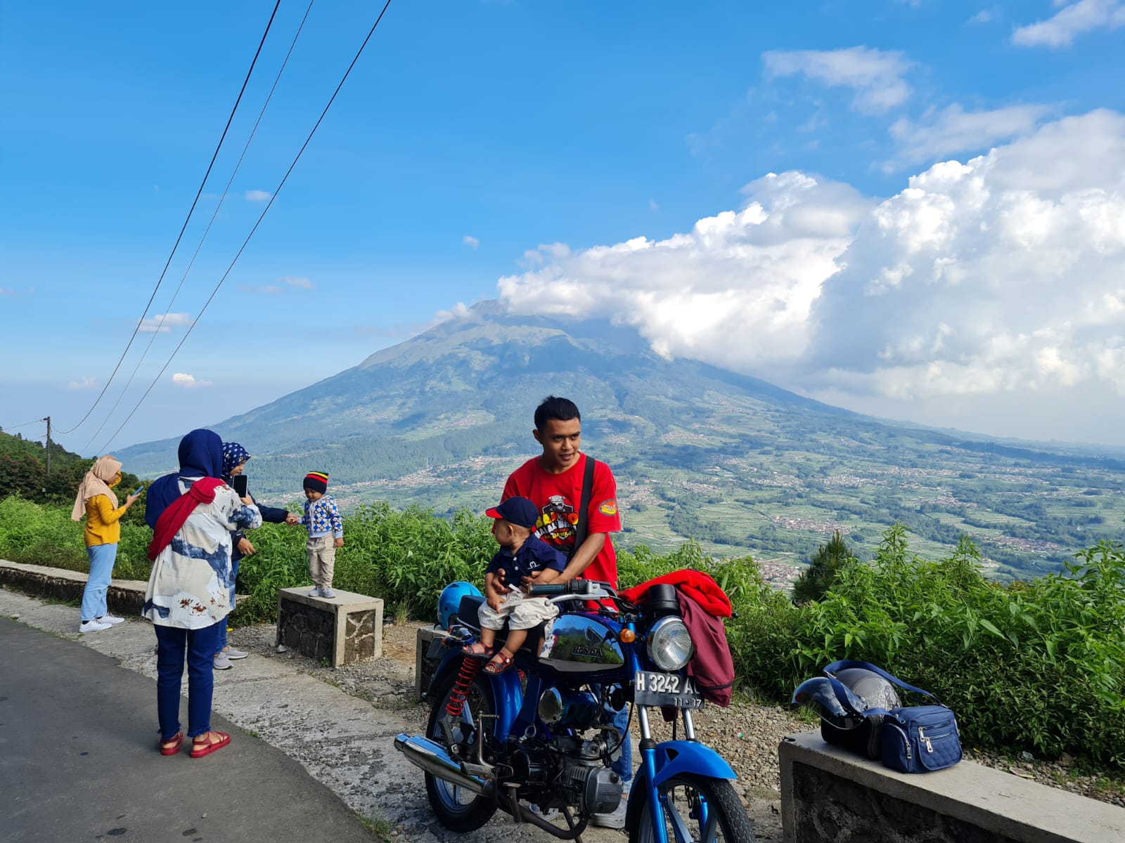 RAMAI: Pengunjung tampak menikmati keindahan panorama alam di Gunung Telomoyo.