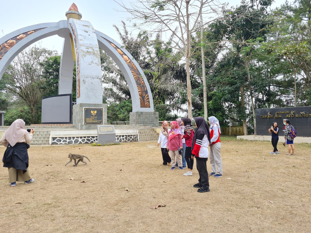 RETRIBUSI NAIK: Pengunjung tampak mengabadikan momen dengan kawanan monyet ekor panjang di Kebun Raya Gunung Tidar.