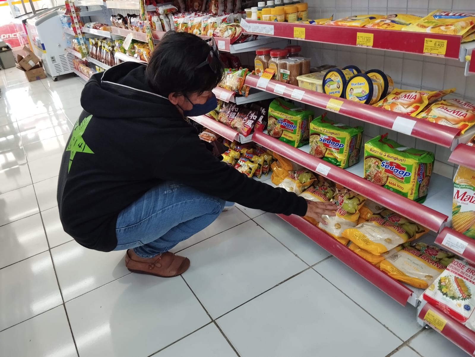 Salah seorang hendak membeli gula pasir di salah satu toko modern di Kabupaten Purworejo.