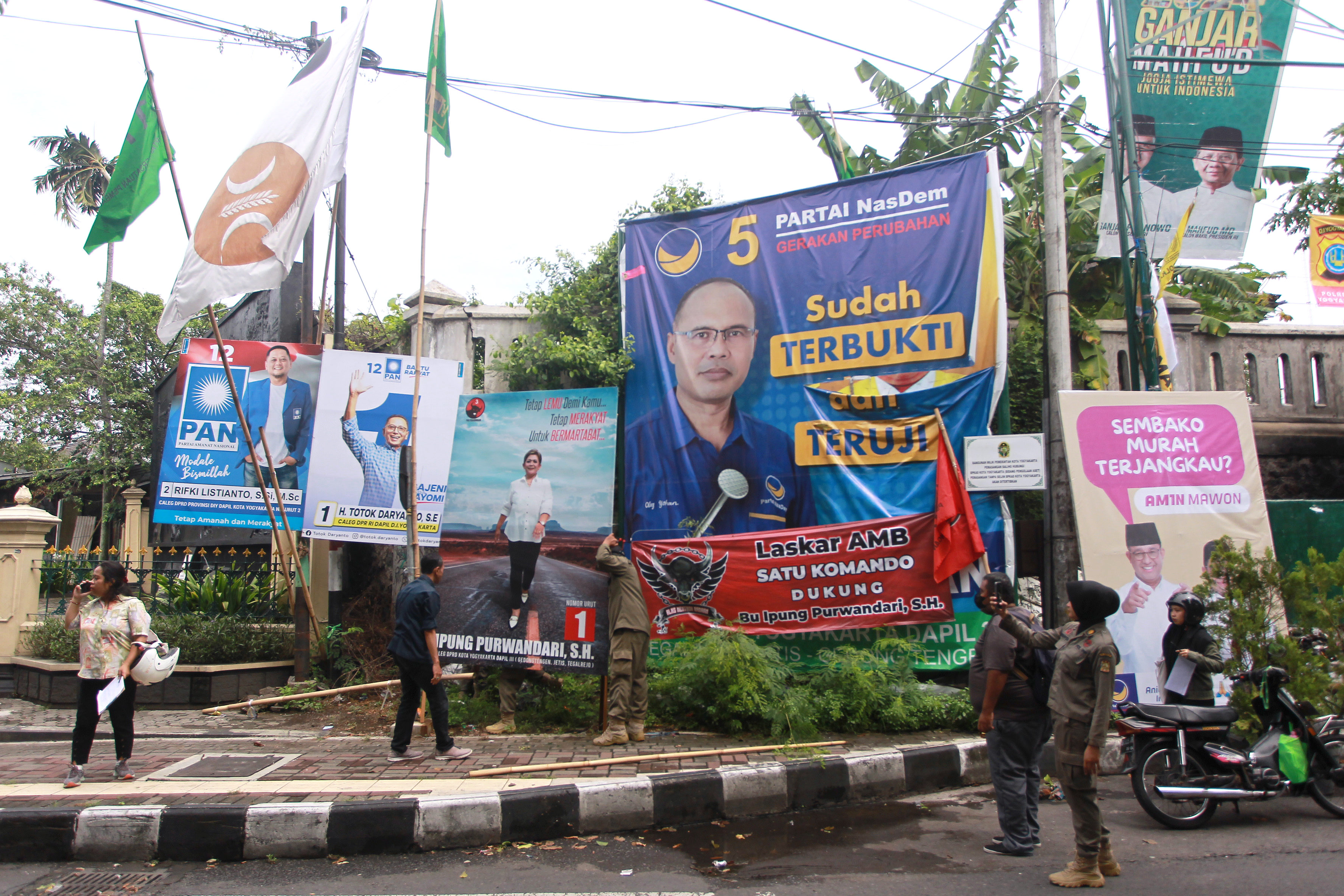 Satpol PP Kota Jogja menertibkan APK yang melanggar
