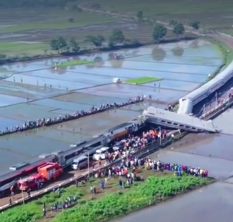 Suasana TKP kecelakaan adu banteng Kereta Api Bandung Raya dan KA Turangga, Jumat (5/1/2024). (Tangkapan layar X/@bullatuk)