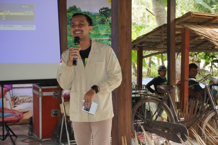 Sakir Ridho Wijaya, S.IP., M.IP., tidak melulu menularkan ilmunya pada mahasiswanya di kampus, tapi juga terjung ke  masyarakat