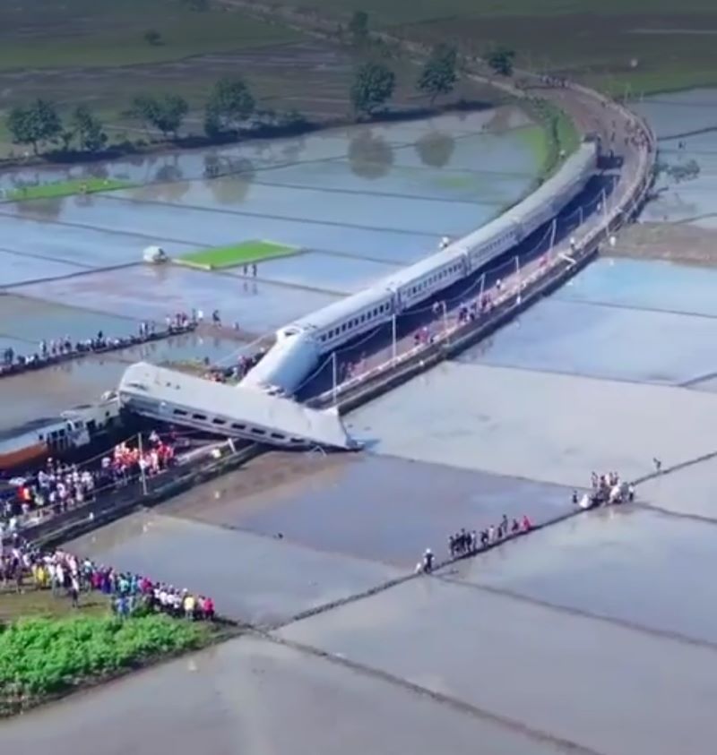 Suasana TKP kecelakaan adu banteng Kereta Api Bandung Raya dan KA Turangga, Jumat (5/1/2024). (Tangkapan layar X/@bullatuk)
