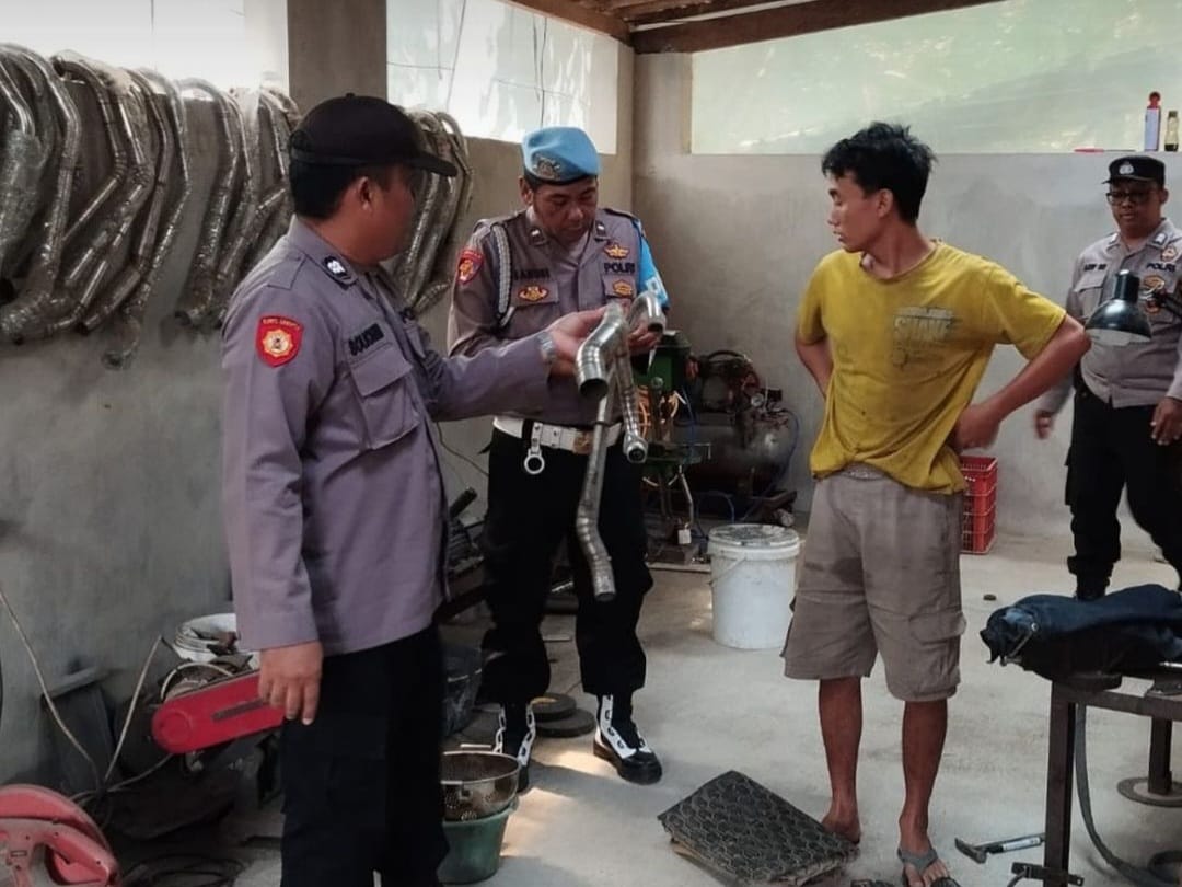 SOSIALISASI: Personel Polresta Magelang menyisir sejumlah bengkel di wilayahnya untuk melakukan sosialisasi terkait larangan penggunaan knalpot brong.