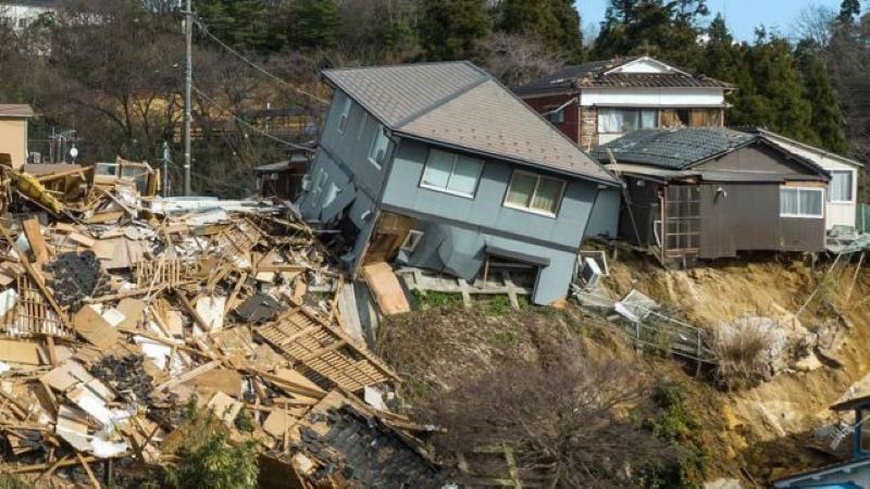 ilustrasi bencana gempa bumi. Sejumlah rumah rubuh akibat gempa bumi di Wajima, Prefektur Ishikawa, pada 2 Januari 2024. (www.bbc.com)
