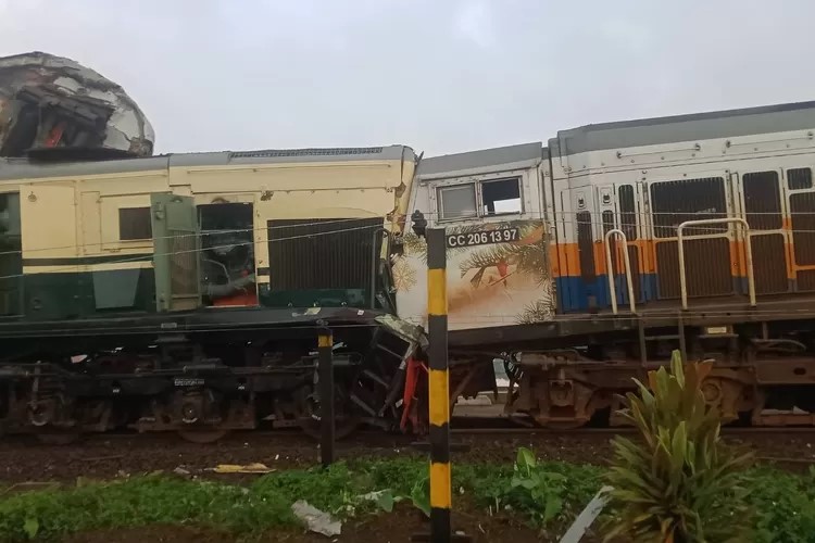 Kecelakaan KA Turangga dengan Commuter Line Bandung Raya. (Twitter/@jalur5_)